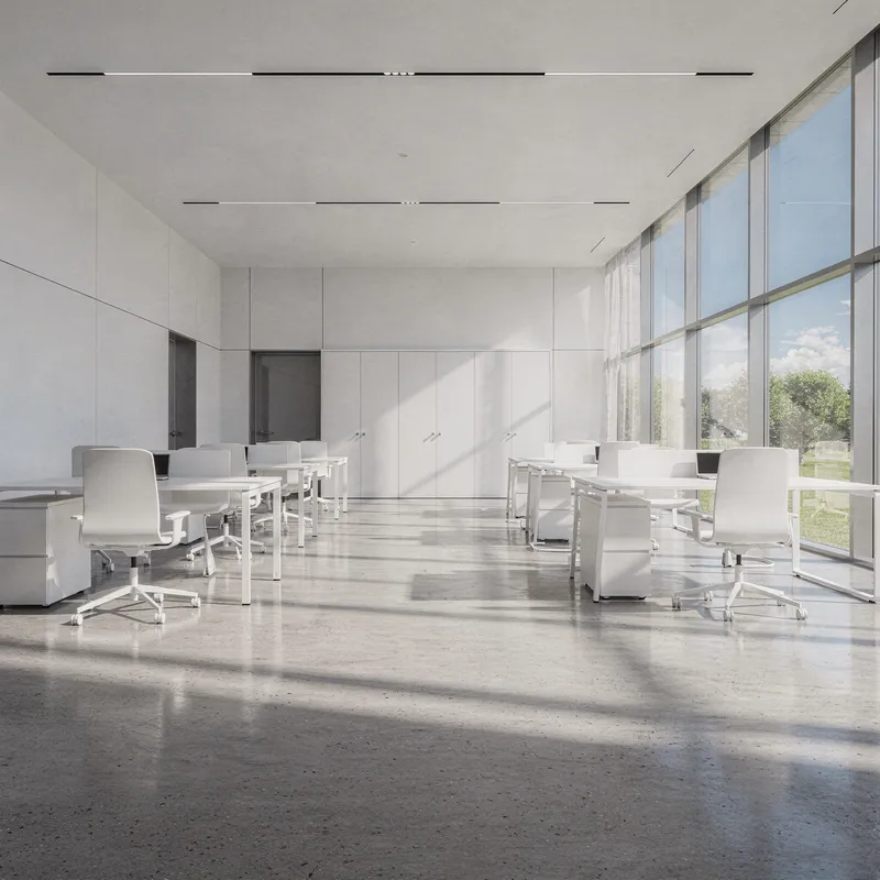 Schoon en opgeruimd modern kantoor met glanzende vloer en grote ramen